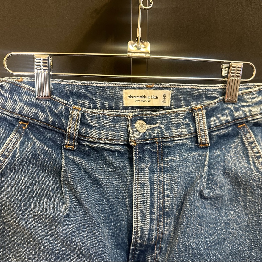 028 - NWOT- Abercrombie & Fitch Ultra High-Rise 80’s Mom Jeans Size 27 - Picture 4 of 8